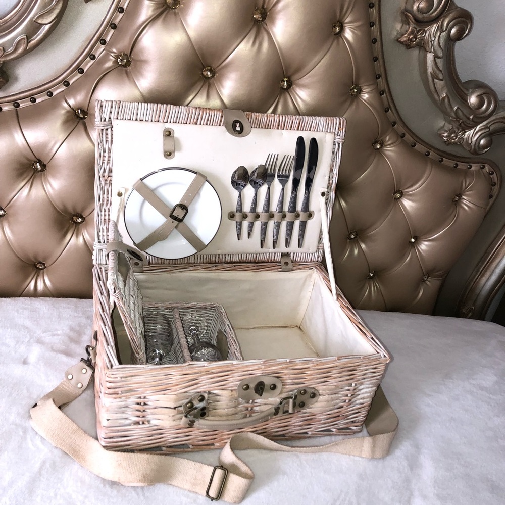 Vintage Picnic Basket for 2 or more! Make an offer! 🤩 

18”x12”x7” Large